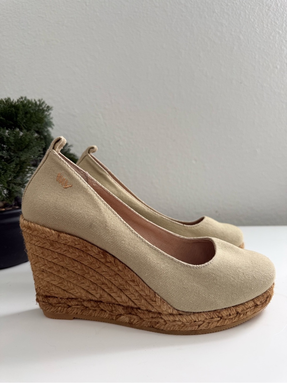 Viscata women size 7 Everyday Cream Espadrille Wedge — Women’s Slip-On Wedges - Picture 2 of 8